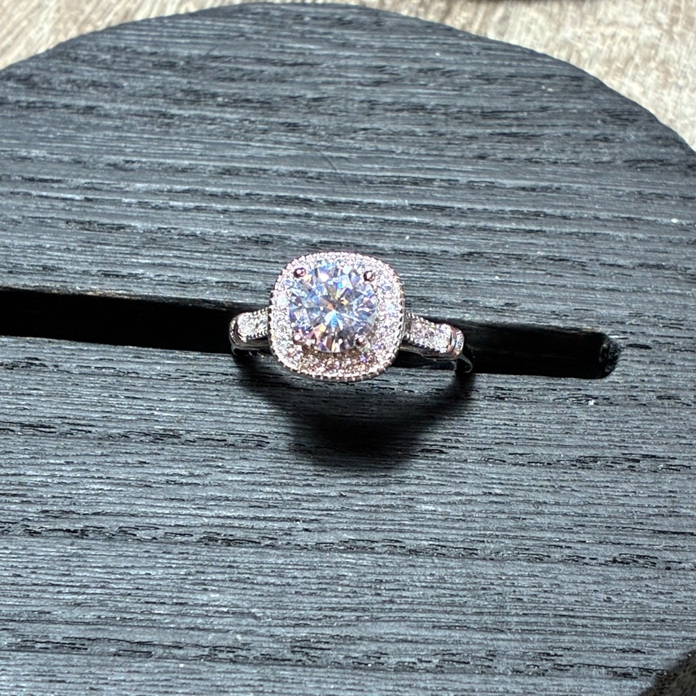 💎 Sterling Silver Moissanite Halo Ring – Size 9 - NWT!
